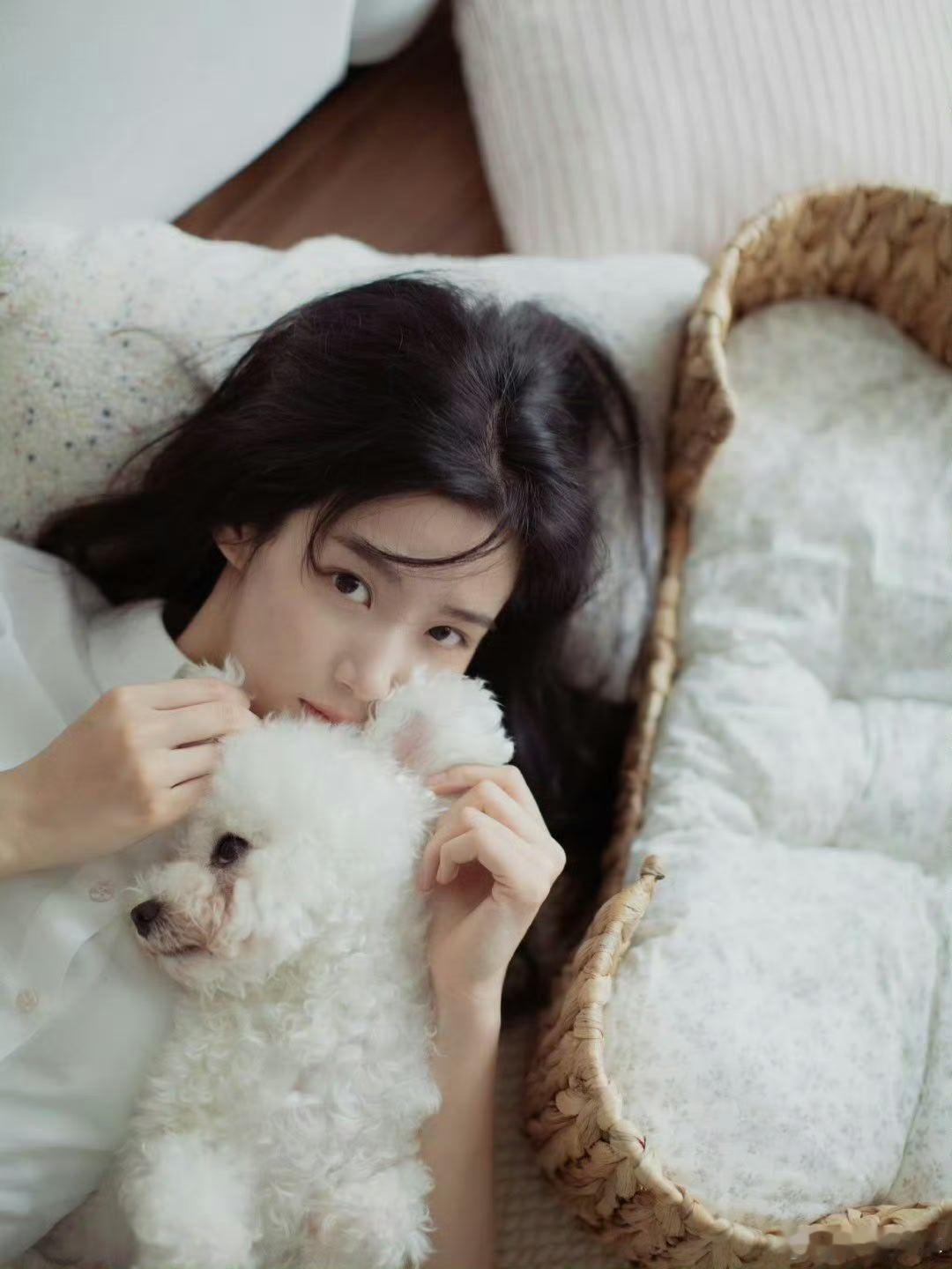 卢昱晓居家风写真人间清甜小仙女卢昱晓，居家慵懒氛围感，温柔又耐看