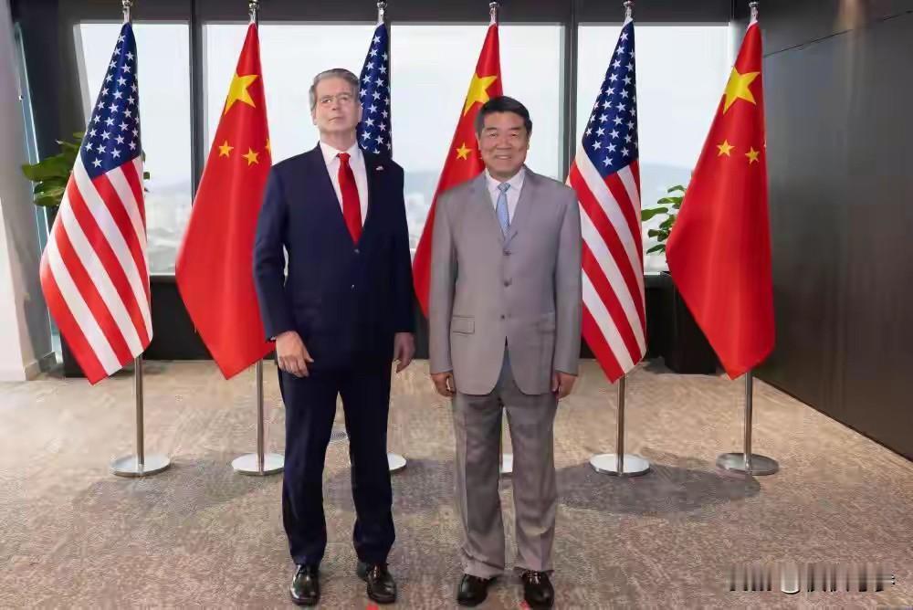 不喜欢这位美国财长,头扬得老高,表情极度严肃,给人一种不屑的感觉。刚结束的吉隆坡