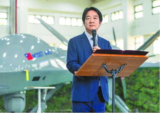 赖清德今天在两个“台独”顽固分子顾立雄、吴钊燮陪同下跑到台中叫嚣，称随着大陆对台