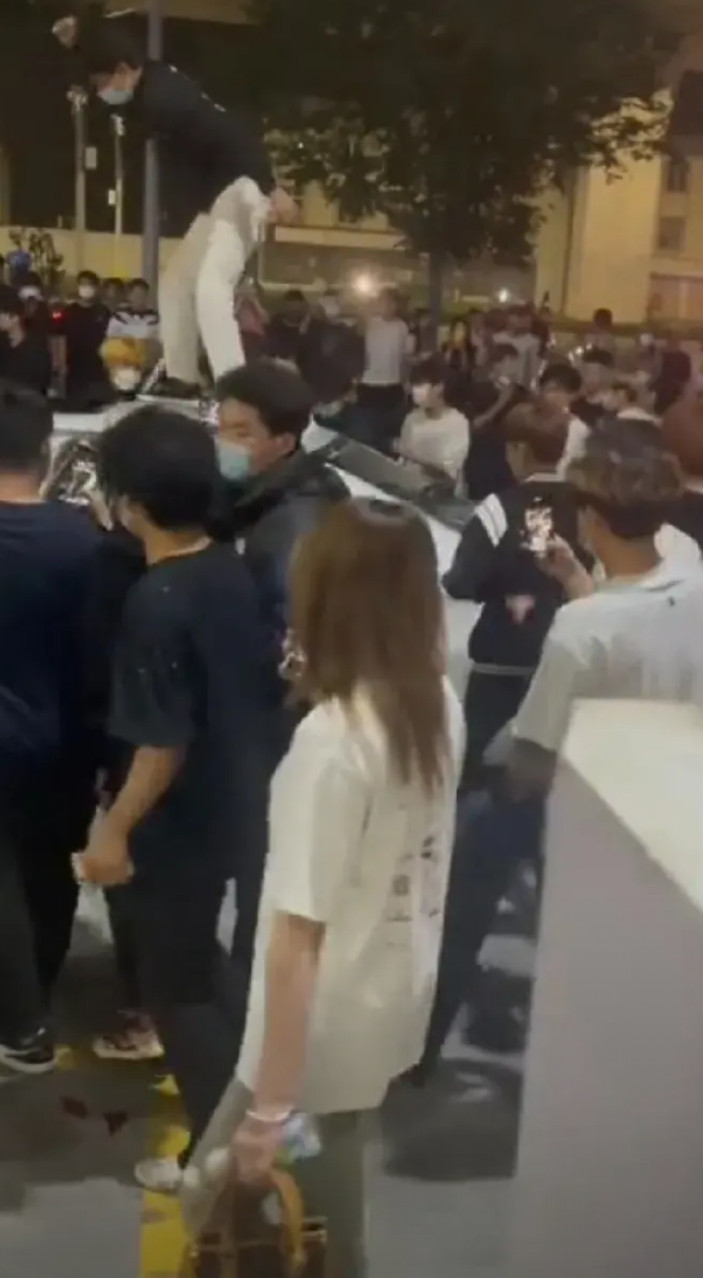 现在山东临沂警方愁麻了：一下抓到二十三个暴力砸车打人的小年轻，怎么合情、合理