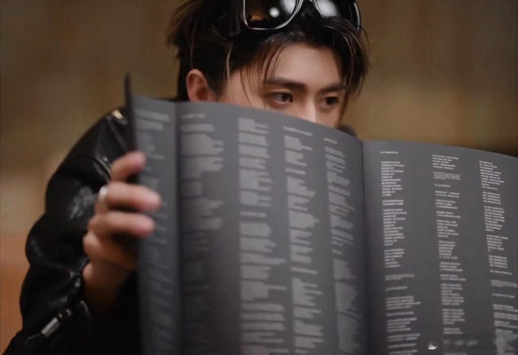 蔡徐坤专辑开箱视频能把专辑开箱开得那么有感觉的也就蔡徐坤了，很用心的作品！我猜