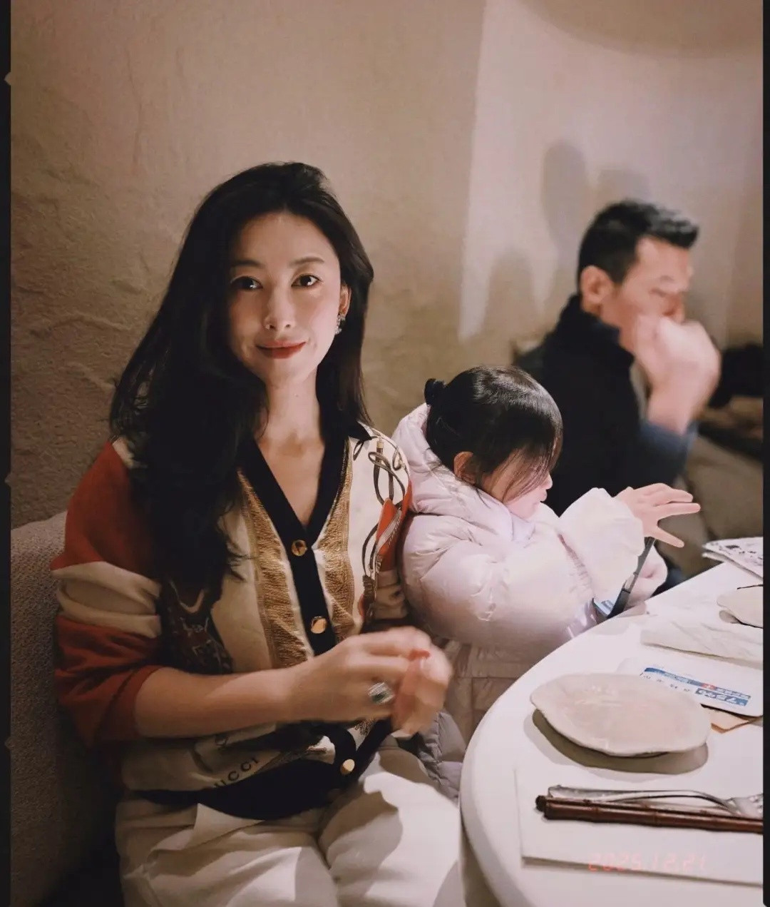 朱珠冬至聚餐吃饺子糖葫芦，喝到脸红微醺，躺老公怀里很有夫妻相！！！