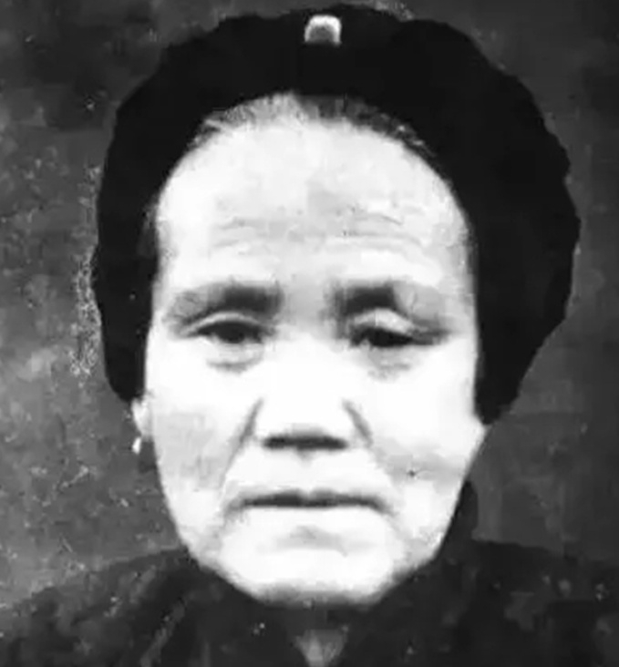 1944年，一位寡妇用棉絮塞进儿子的嘴里，用手死死捂住儿子的嘴巴，把儿子活活捂死