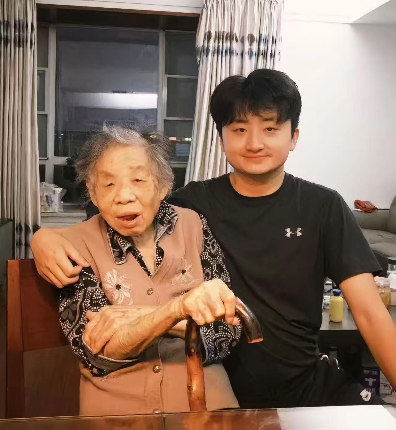 大学生“带薪陪奶奶”：一天50块，97岁老人以为自己在照顾孙子，网友笑翻：这波操