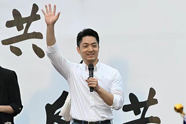 先前蒋万安还是蓝营最强母鸡，如今却需要四方来援。就在几个月之前，蒋万安还到