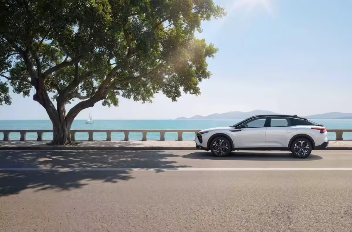 东风雪铁龙2026款凡尔赛C5X将于3月23日上市，全系标配后三角窗流光镂空丝