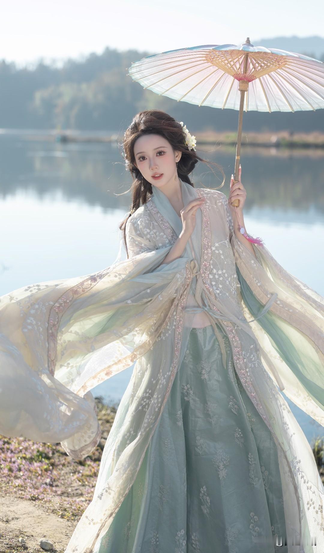 “古风仙子漫步湖畔，撑伞轻舞，如梦如幻”🌸💃🌿