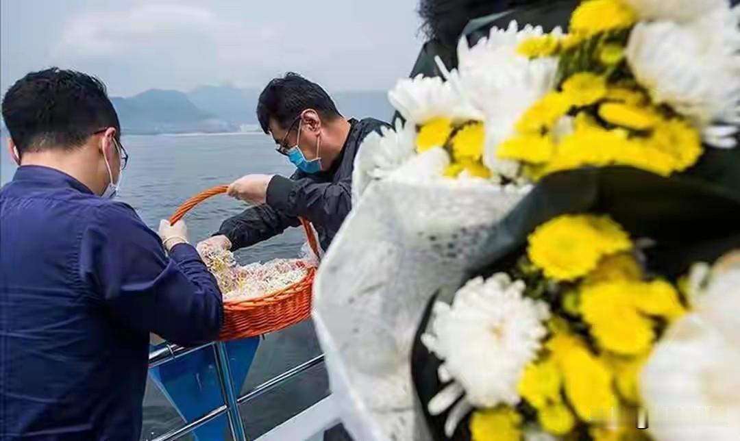 不管你信不信，骨灰撒入大海、不立墓碑的老人，越来越多了。家住二线城市的陈叔