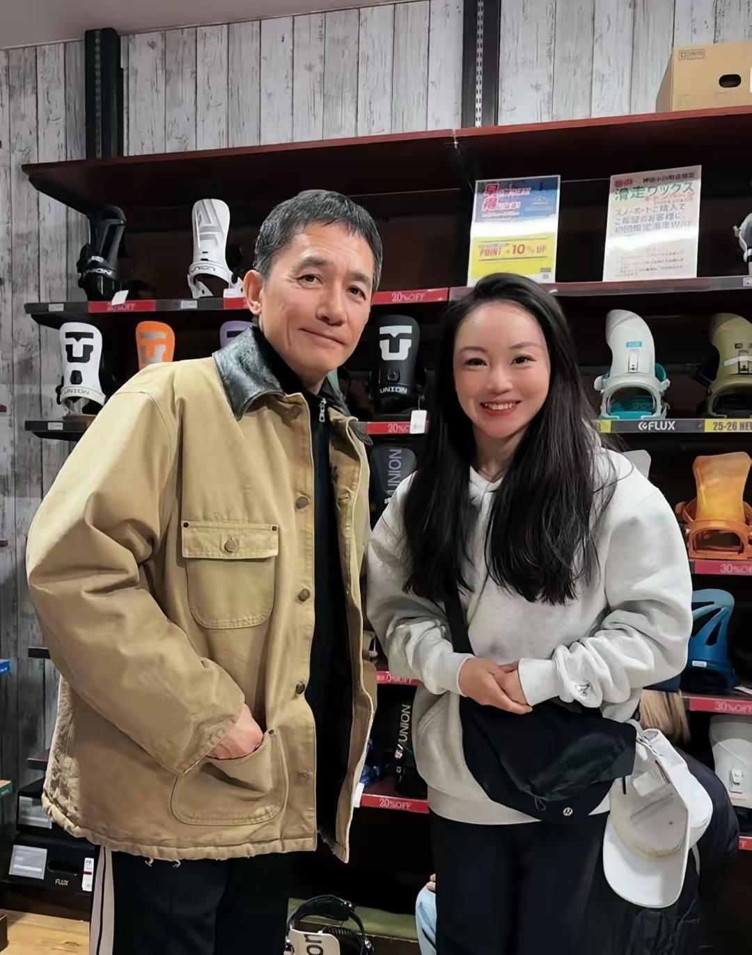 梁朝伟与刘嘉玲夫妇近日在日本选购滑雪装备时被偶遇。64岁的梁朝伟白发明显，皱纹增