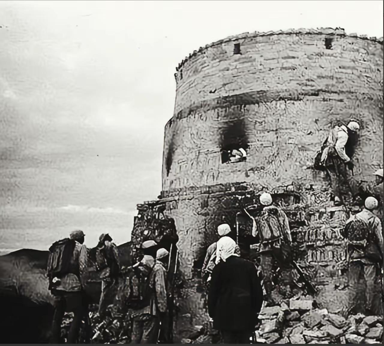 1942年，侦察员扮老乡插秧摸敌情，动作太僵，被哨兵盯上：“你是哪村的？”一开口