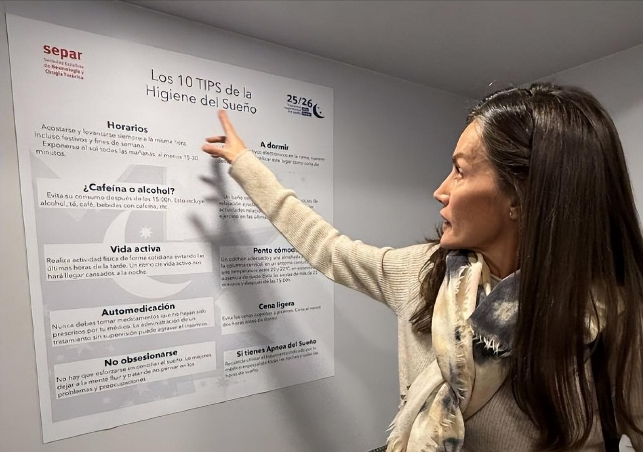 11月29日，西班牙王后莱蒂齐亚在秘书玛尔塔的陪同下，参观了西班牙肺病和胸外科协