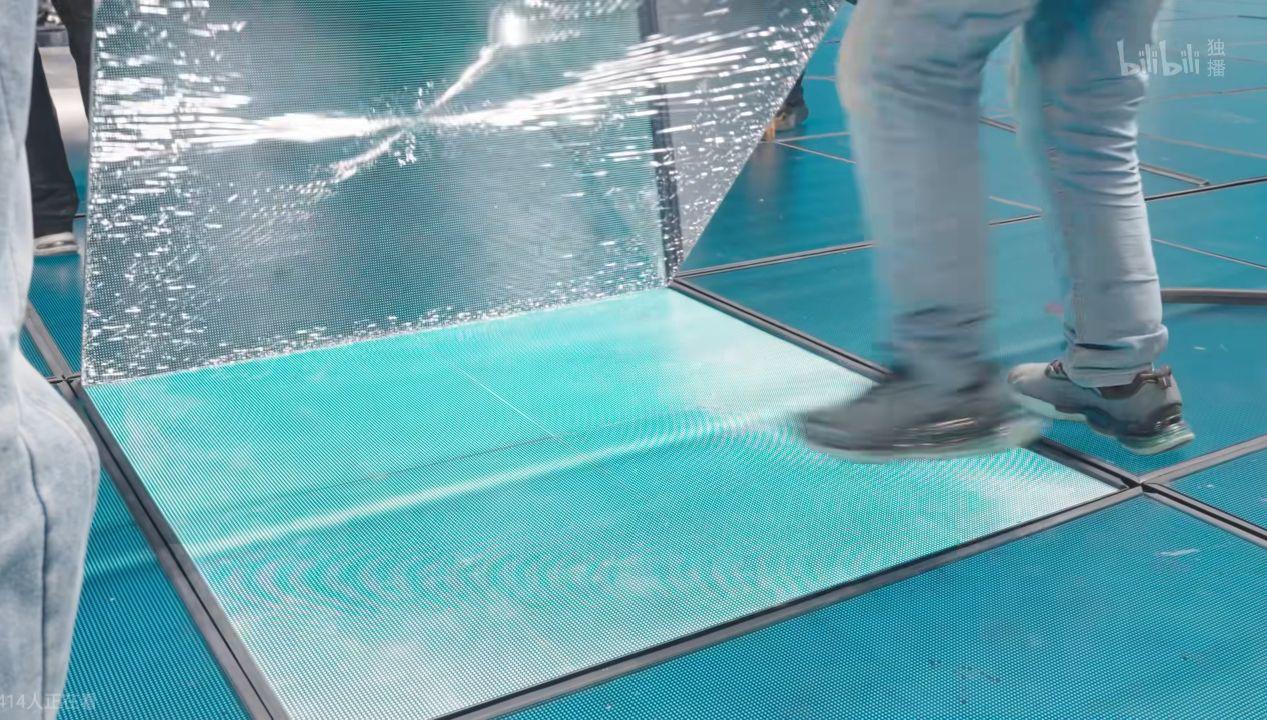 原来春晚机器人干碎了好多地屏玻璃，b站有详细解说，题目是《策马少年时——2026