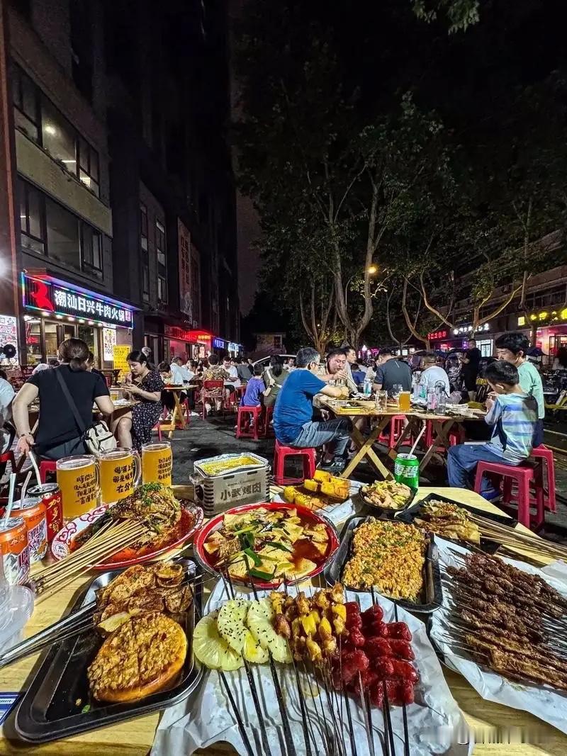 被震惊到了！广东，一东北女生来找朋友玩，两人晚上十点多到外面吃夜宵，结果到了外面