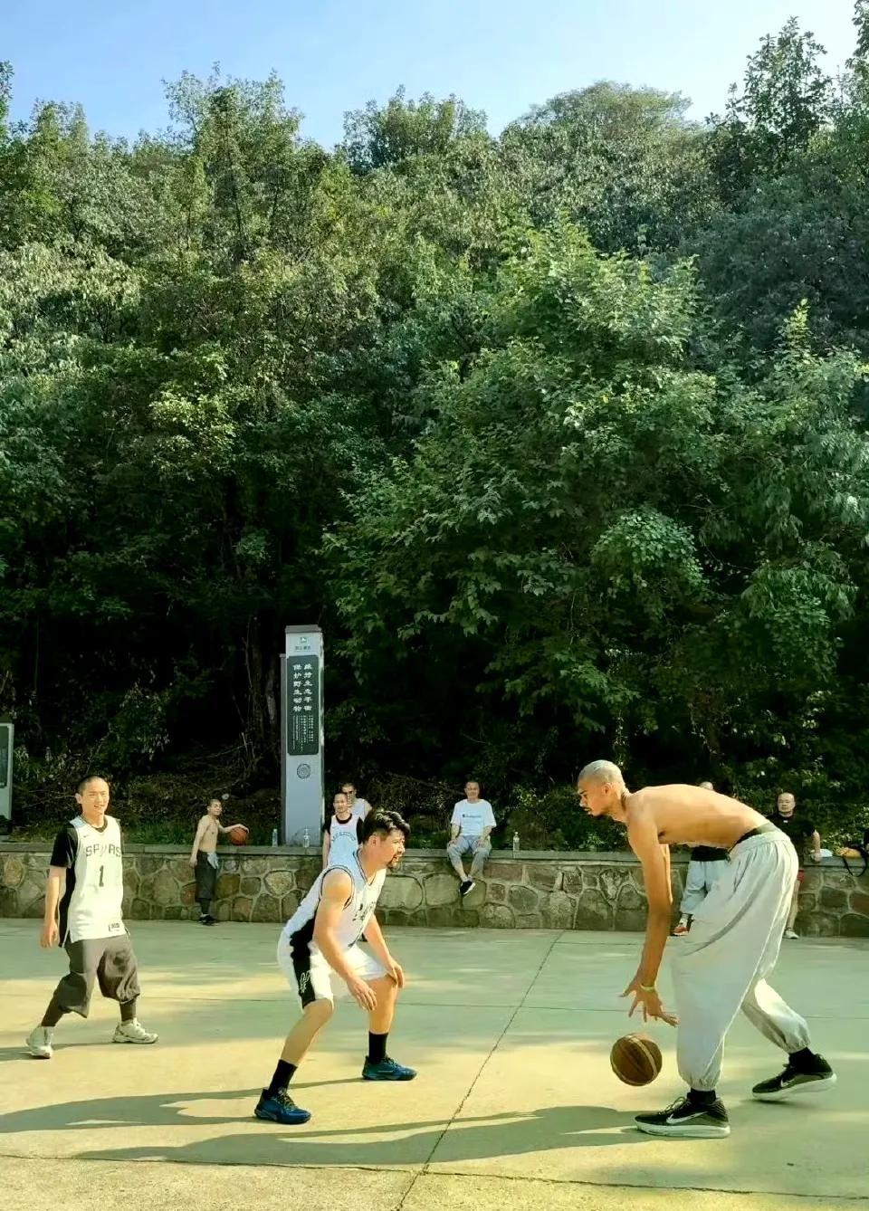 建议归化！文班亚马是真像中国人啊！文班亚马在少林寺修行期间也会抽空和师兄弟们一