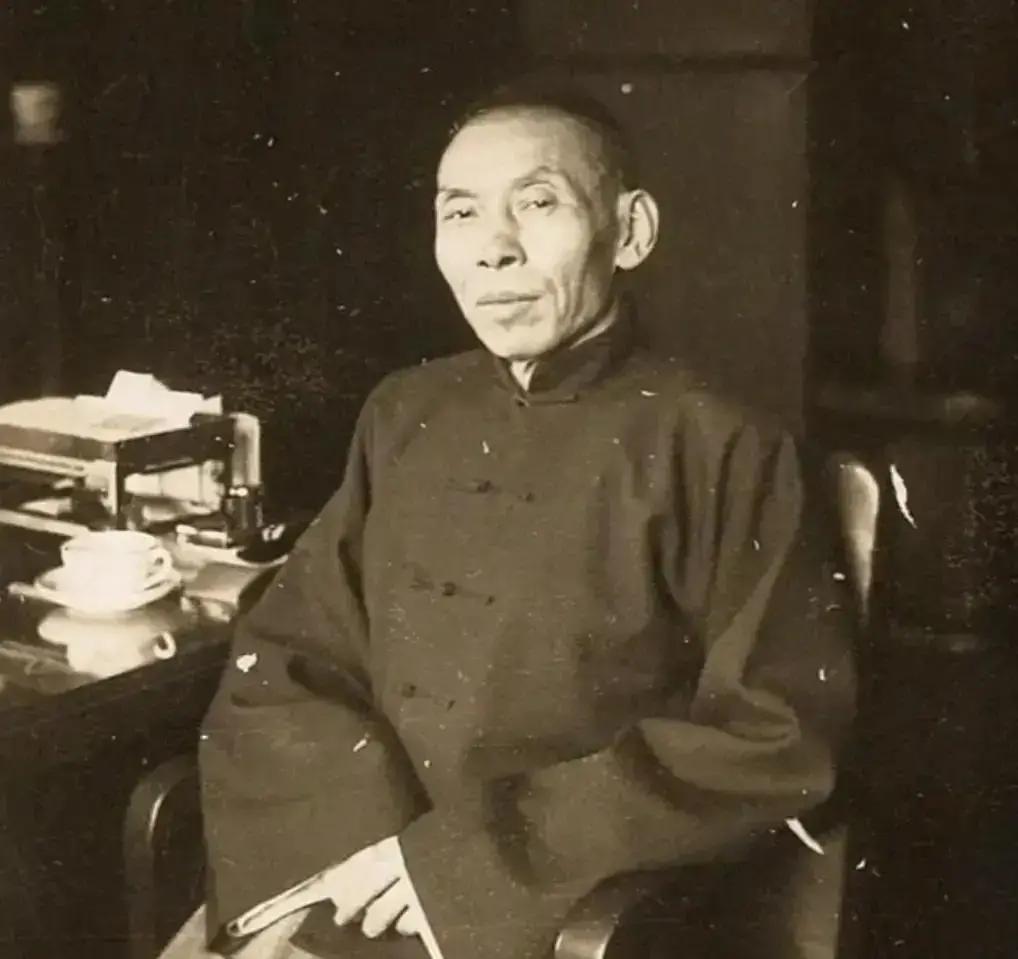蒋介石带宋美龄第一次见杜月笙，老杜仅看一眼她的落座姿势，当即悄悄对心腹说了句话，这句话后来竟成了他一