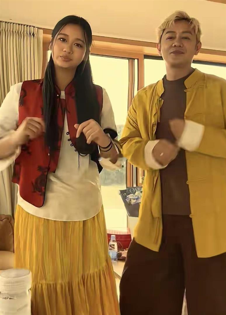 陈浩民和宝贝女儿同框，年仅14岁的陈雅薷东南亚长相很帅气，个子比爸爸还高