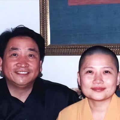 2000年，知名相声演员姜昆在美国游玩时，无意中碰到了已经出家的李娜。由于实在是