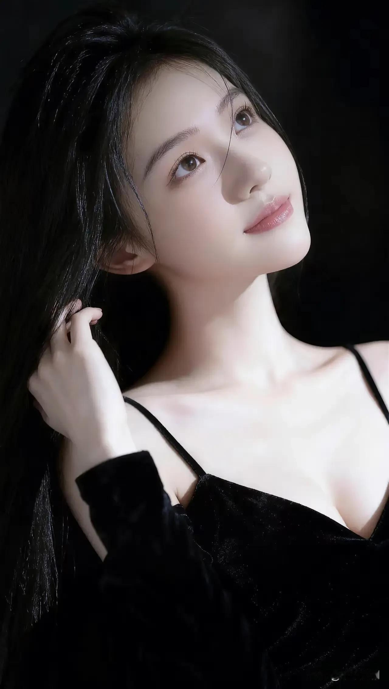 黑丝绒吊带衬出清冷肩颈线，黑长直发丝轻垂，暗光里的侧颜藏着温柔的疏离感气质吊带