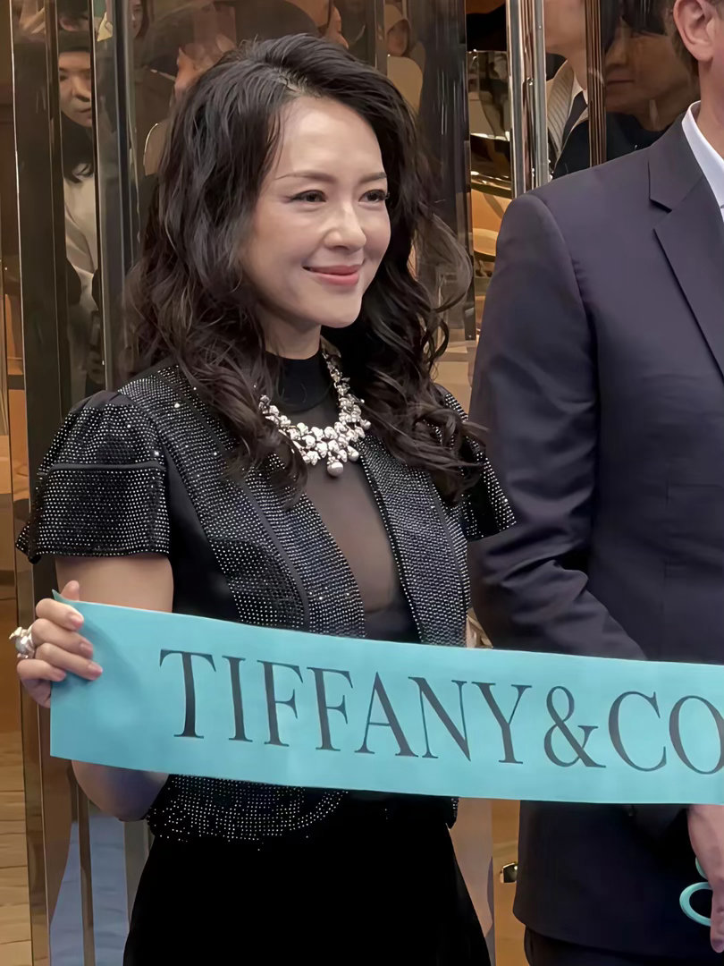 46岁章子怡现身成都，离开美颜滤镜，真实状态曝光！