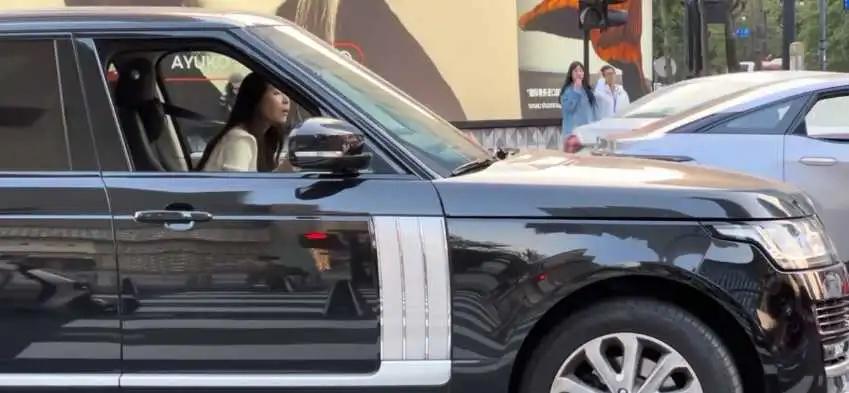 多么迷人的小姐姐，还开着大揽胜