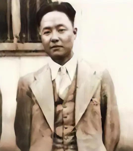 1943年秋天，上海一栋灯火通明的洋房里，李士群躺在床上，嘴唇干裂，眼球凸出，全