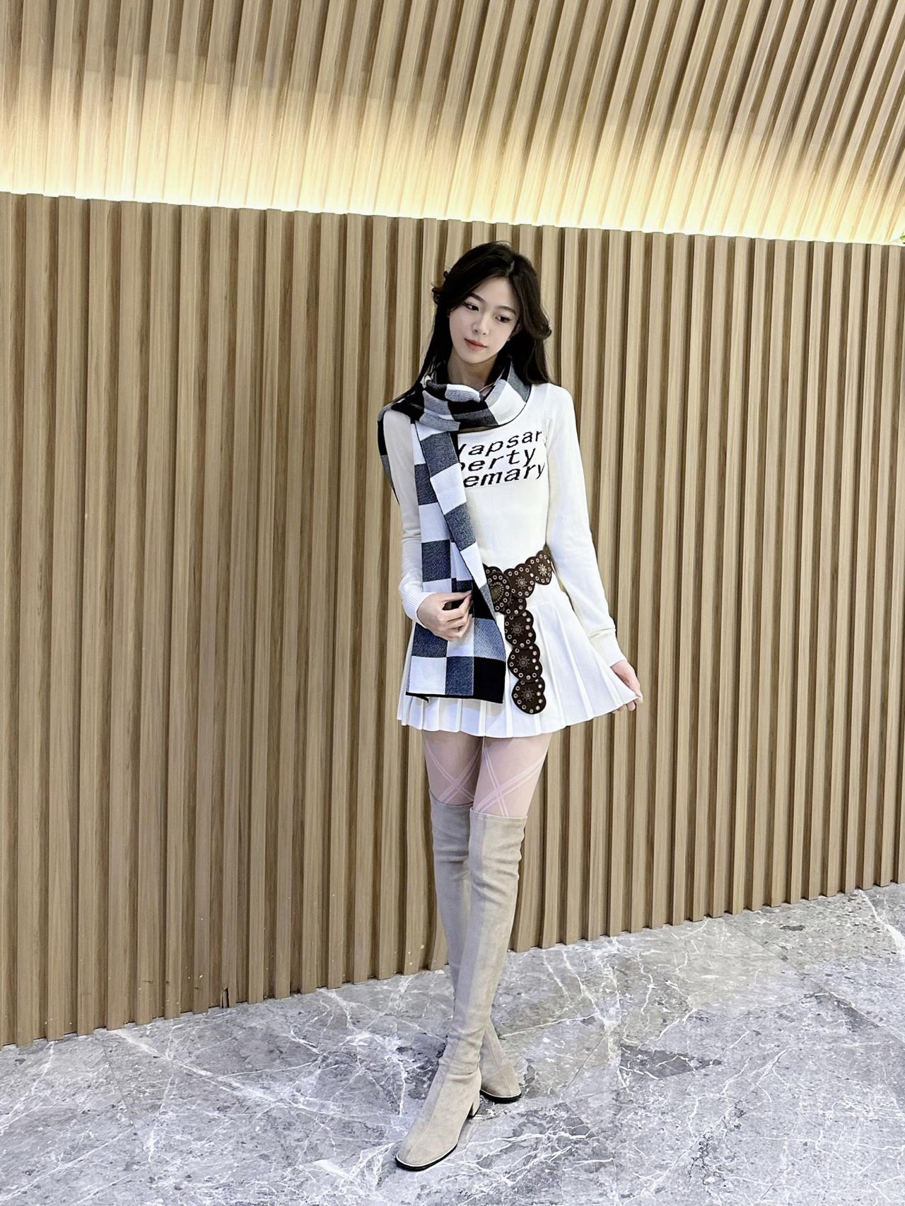 穿搭不仅要注重保暖更需要展现出层次感与时尚感😎我觉得我今天戴的啄木鸟围巾无