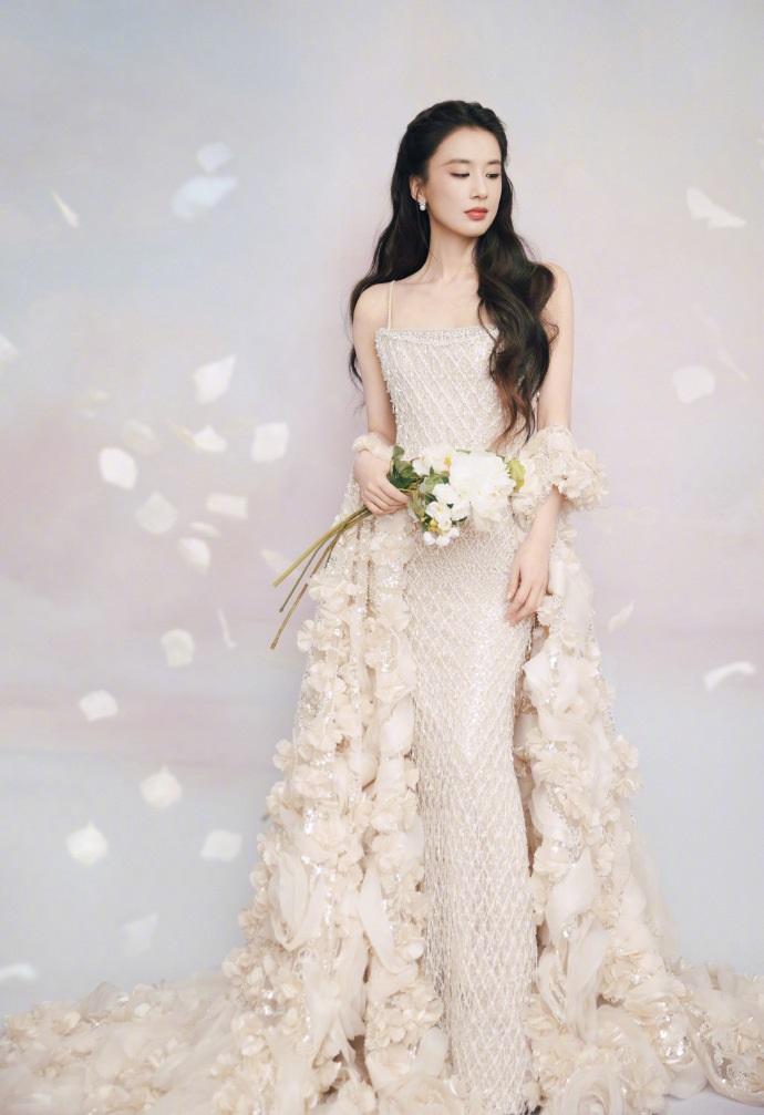 最近黄圣依在出席时尚活动的时候搭配的很有女神范儿，看起来非常的靓丽，也特别的年轻