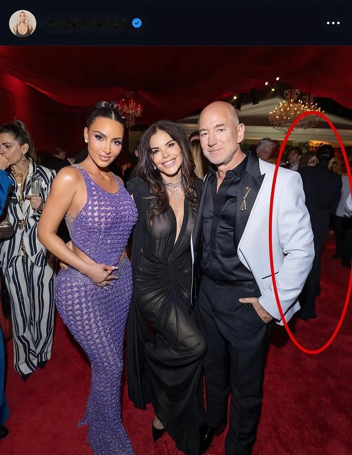 卡戴珊办“妈妈晚宴”，梅根哈里蹭了个边座。现场照片一出来，俩人影子都没有，网友