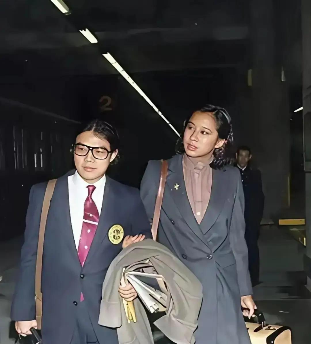 离婚当天，她没拿一分钱，却稳坐豪门C位20年2005年，朱玲玲和霍震霆签完