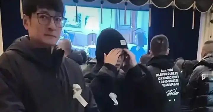 魏文彬追悼会：维嘉低调现身，汪涵三磕头送别，百人跪送芒果教父