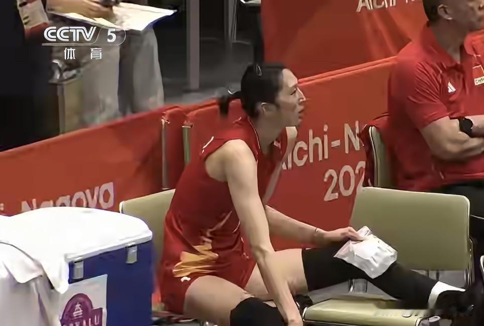 吴梦洁腿上的护具可真重！央视专题报道了吴梦洁，标题为：保持健康，冲击新的目标！原