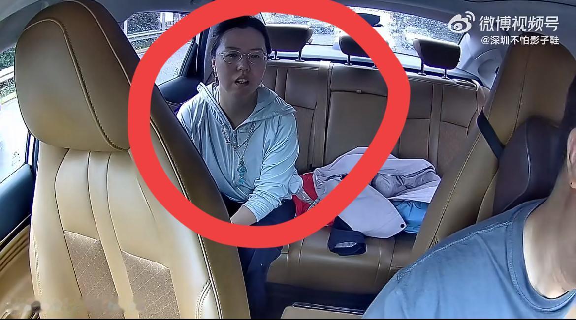 上海小仙女要求网约车司机帮她把行李搬上三楼，提要求时温柔可人，被司机直接拒绝后，