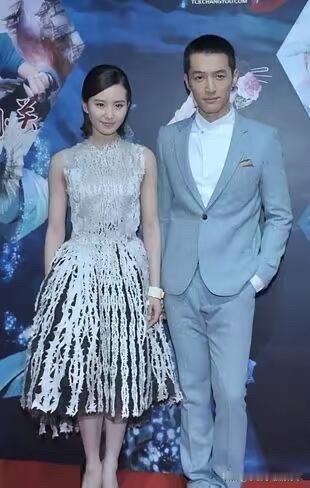 说实话，不论是年轻时候的胡歌还是现在，他的颜值都比较普通，跟帅不沾边，人家靠的是