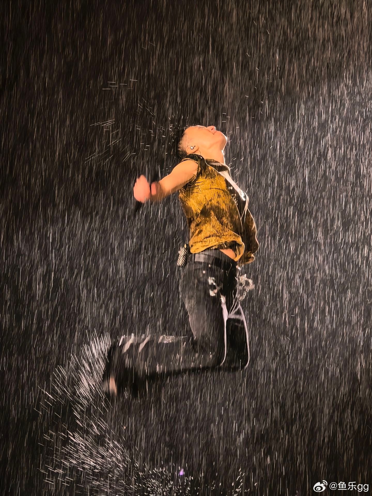 谢霆锋广州演唱会这雨下的有点认真，在大雨中演唱两个小时，只想把演唱会做好。80