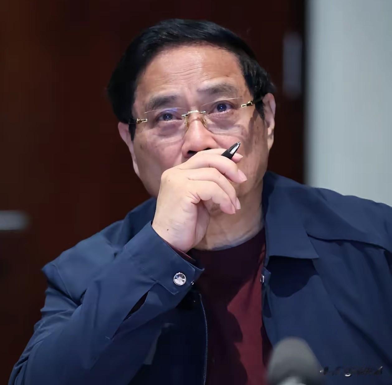 越南总理范明政凌晨2点就拉着相关部门开紧急线上会，语气实在：“难的时候，老百姓最