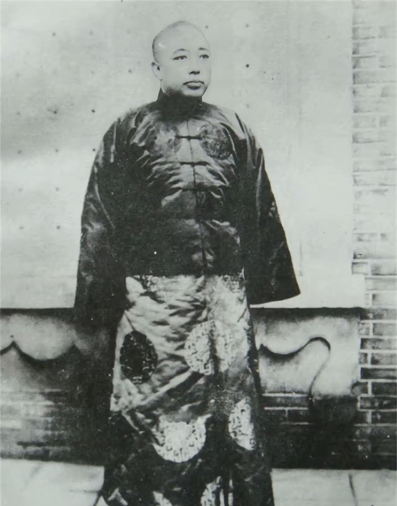 1929年，杨宇霆在沈阳的老虎厅被张学良就地处决后，与杨宇霆私交甚密的东北保安总令部秘书长郑谦为此痛