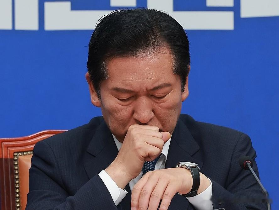 24日，韩国共同民主党党首郑清来宣布辞去现任职务，在最后一场高层会议的发言中，郑