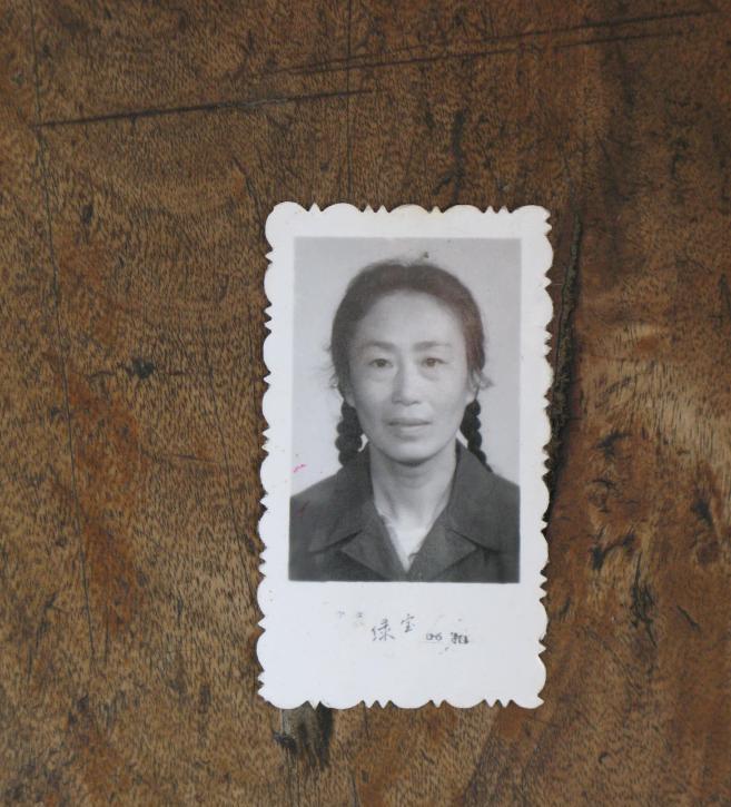 1973年，女知青黄丽萍带农村丈夫回宁波父母家。丈夫看到墙上的照片大吃一惊。当得