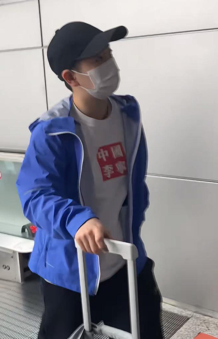 两周的封训结束国乒5月8日启程回京5月8日，国乒紧张的成都封闭训练结束了，