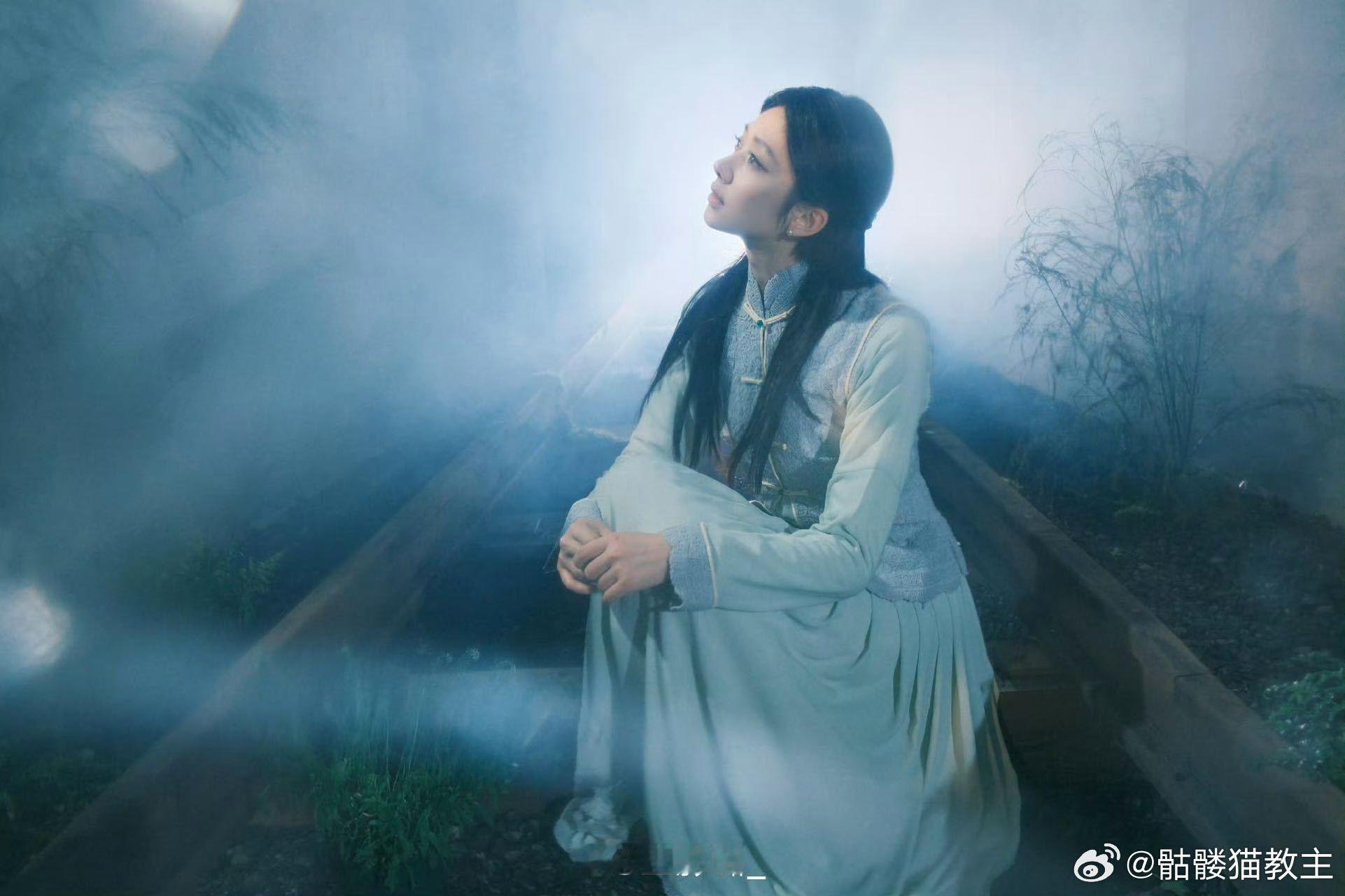 王影璐你们不要再打了看到王影璐的新图，真的被她的气质征服了，蓝色眼影不仅没有掩