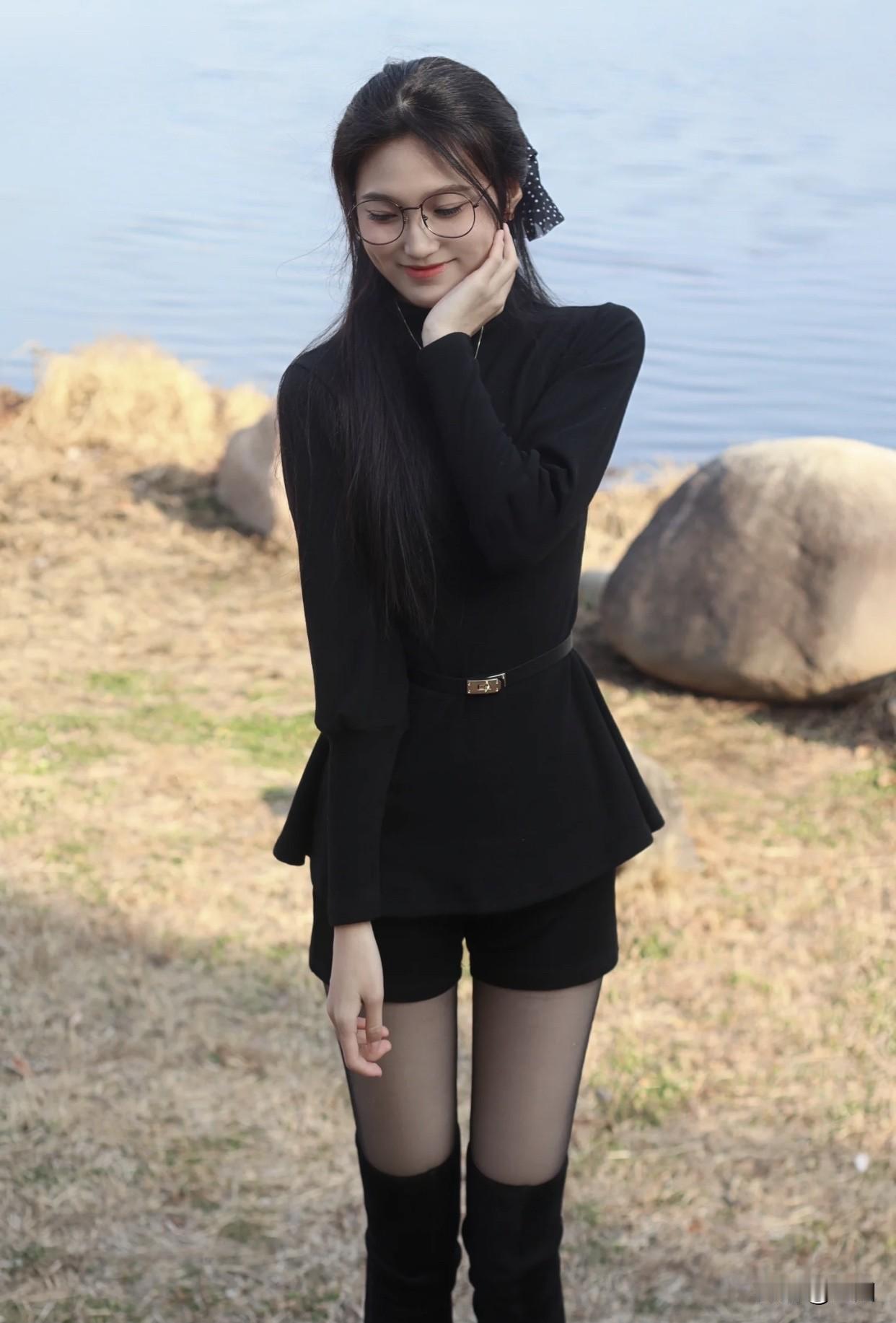 拍摄时，用自然光，侧光或逆光能勾勒出女生的轮廓，让画面更有层次感。引导女生做些自