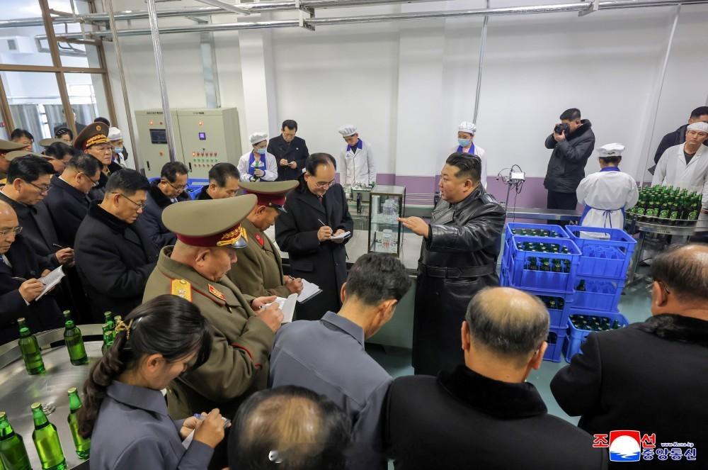 无论站着还是坐着，同志们都认真做笔记，生怕漏过一个标点符号。