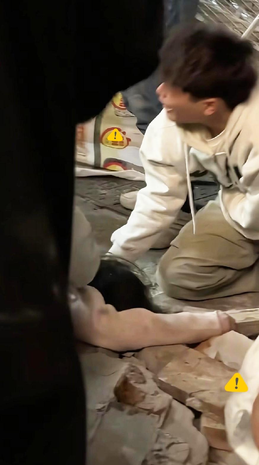 长沙潮宗街一面墙体倒塌当场砸倒了那个男生的女朋友原视频里面全是那个男生撕心裂