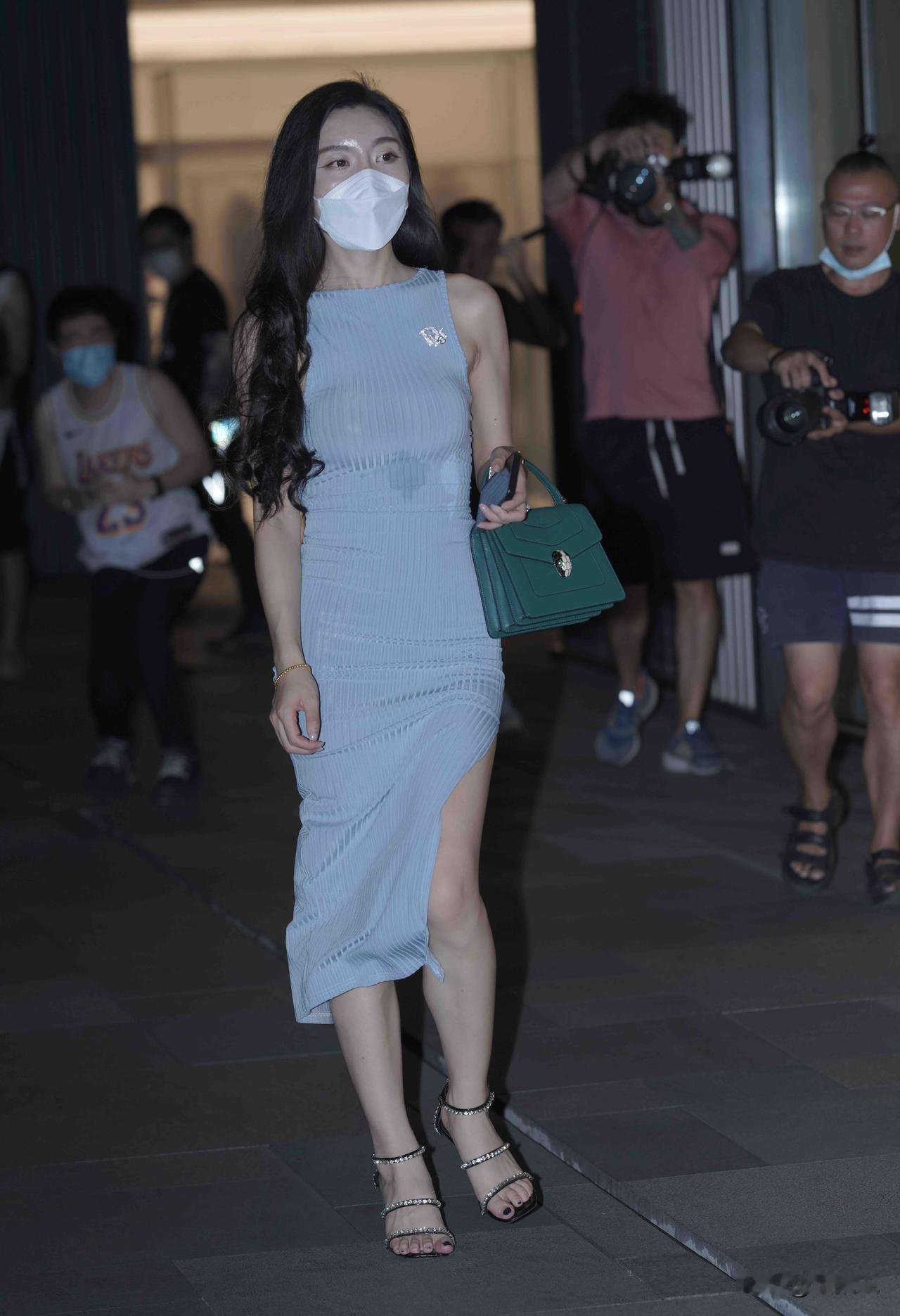 出个门这么多人在拍照！
