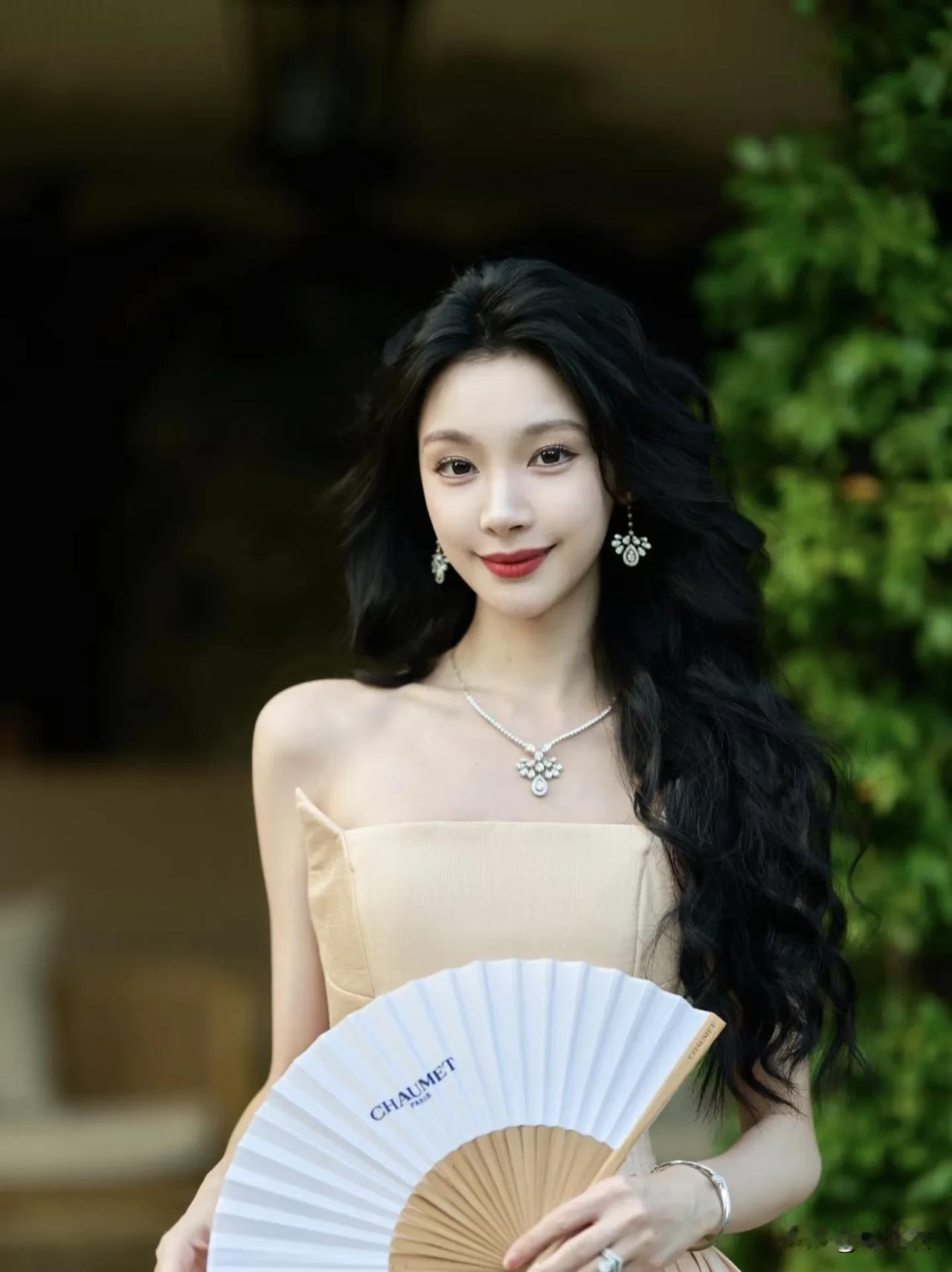 易梦玲非常厉害的一点就是如沐春风，让人感觉她很真诚，我每次看她的直播跟粉丝聊天都