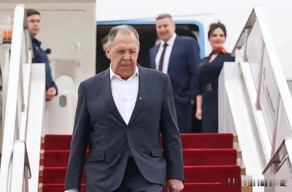 俄罗斯外长拉夫罗夫抵达北京！今天有个挺有意思的事儿。俄罗斯外长拉夫罗夫到北京了，