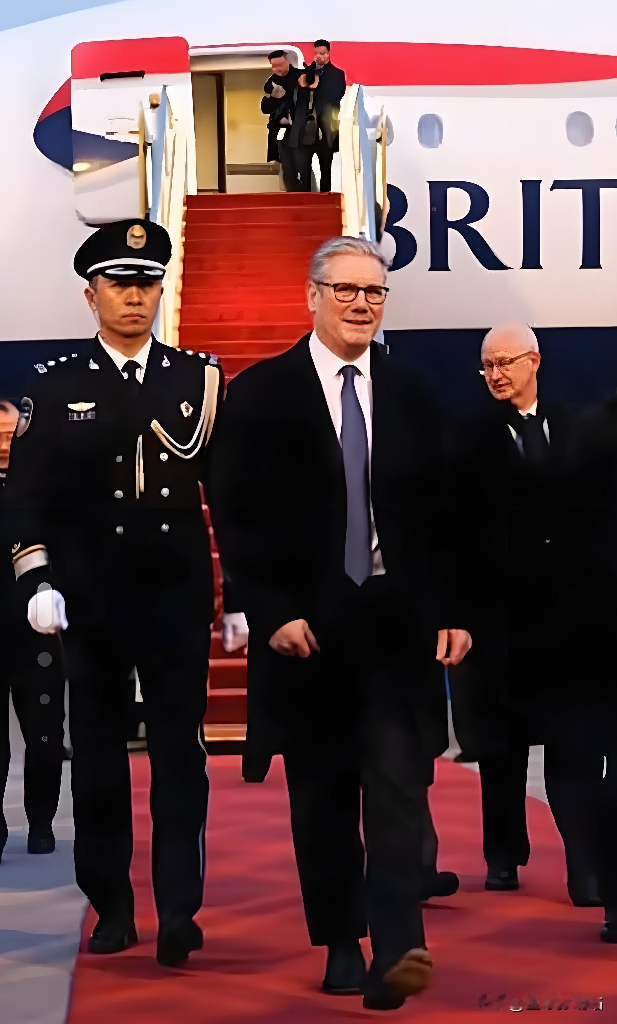 看这张图里的中国军人，简直帅到骨子里！笔挺的制服穿在身上，肩章亮闪闪，腰间的武装