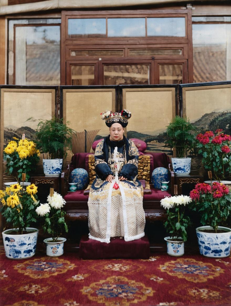 这是端康皇贵妃（瑾妃）宫廷肖像照，她身着清代后妃吉服袍，头戴旗人的大拉翅，装饰繁