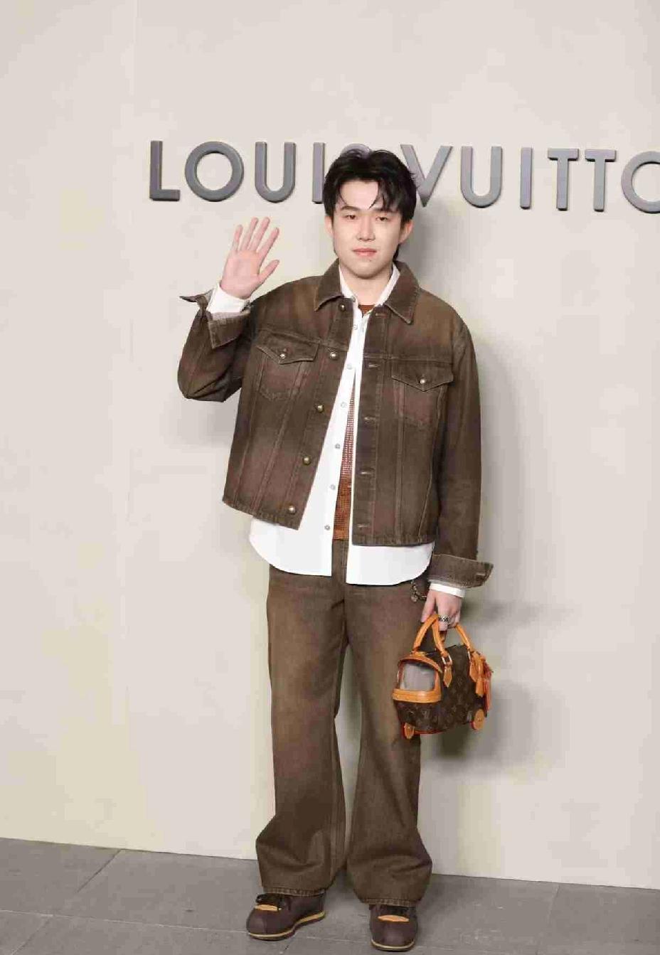 王楚钦这身穿搭又火了，上半身T恤、衬衣加夹克，网友调侃兼三在这里也很形象。