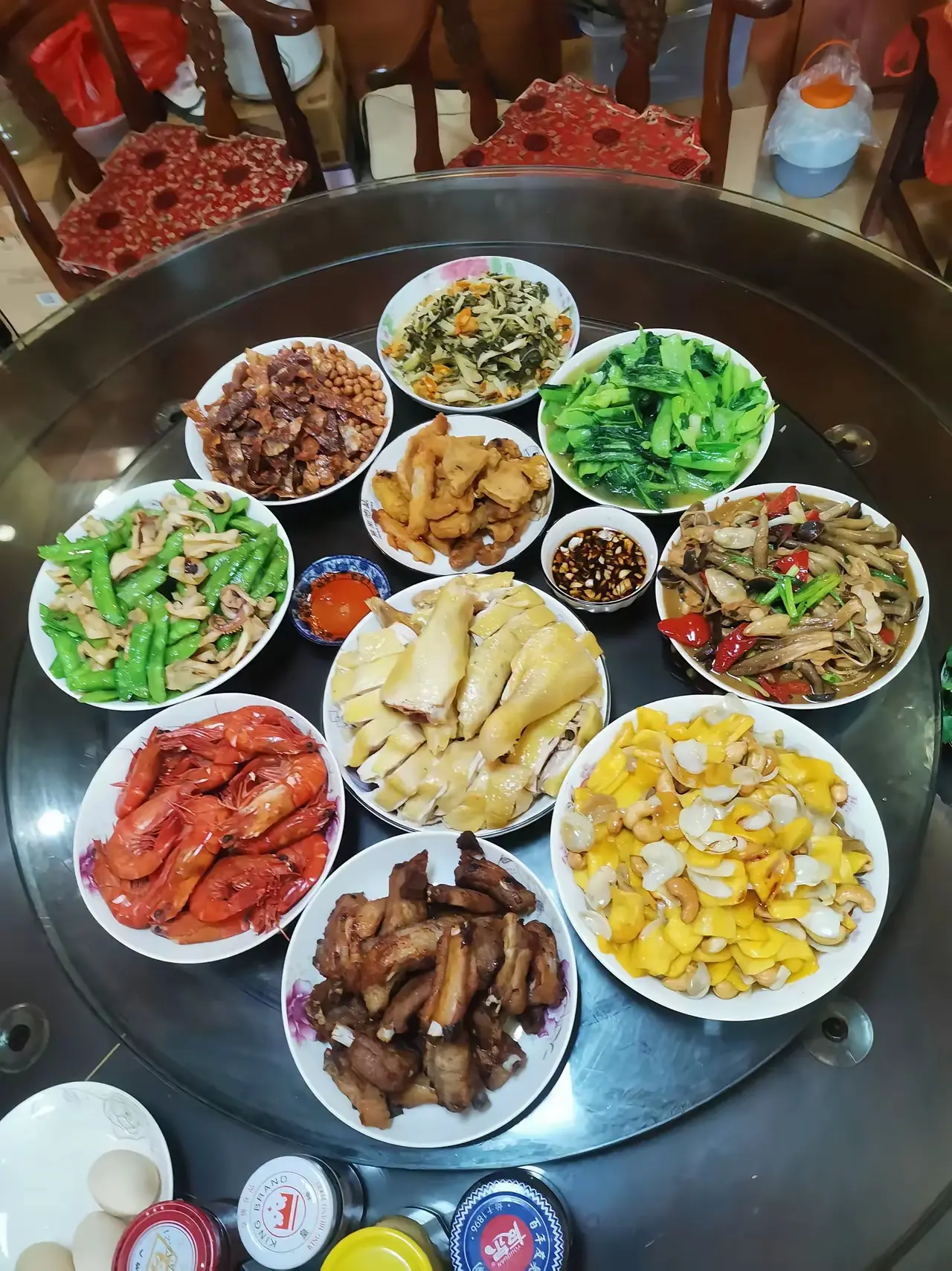 一桌子冷盘菜，没有一个是现炒现煮的。